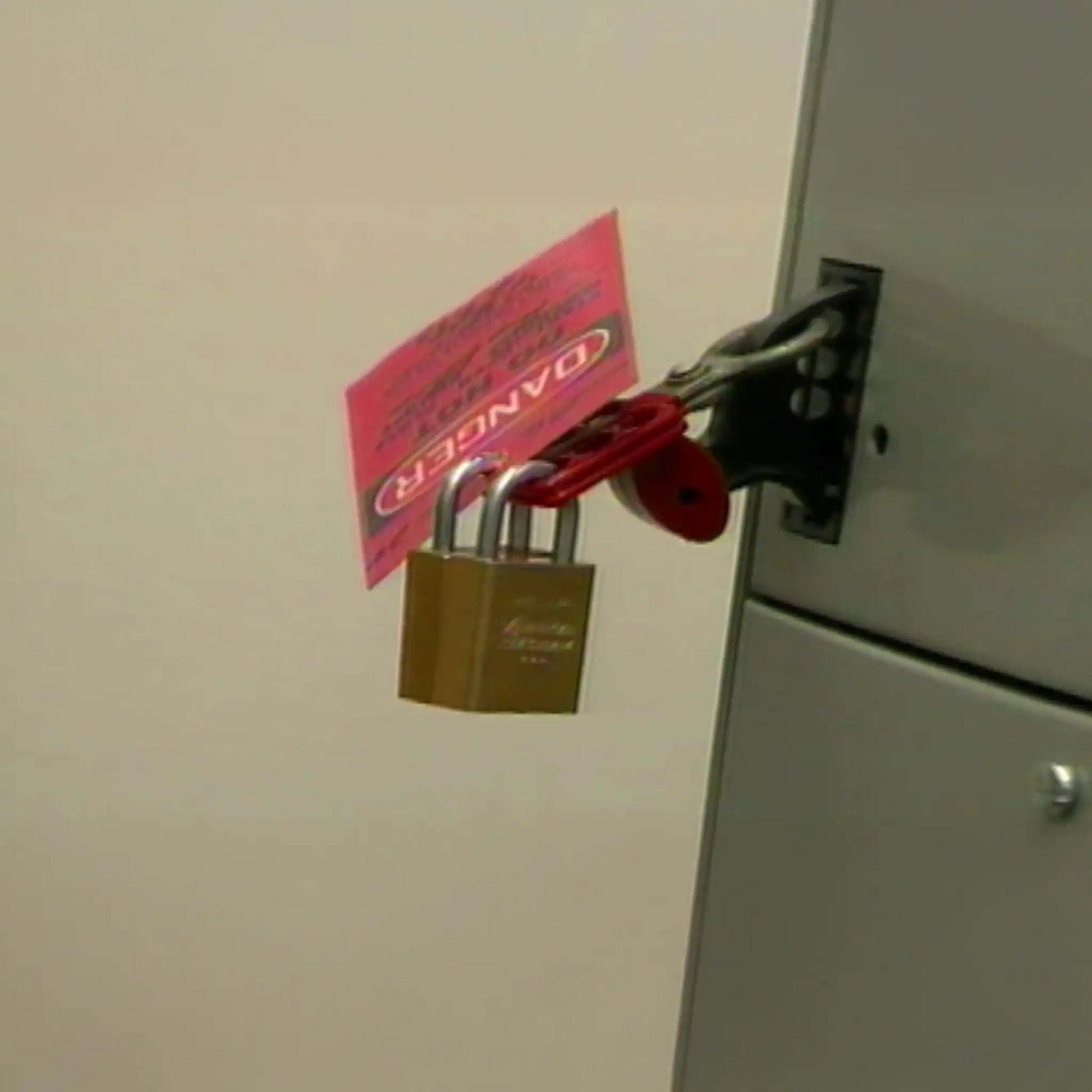 Lockout Tagout Safety Streaming Lock with Label