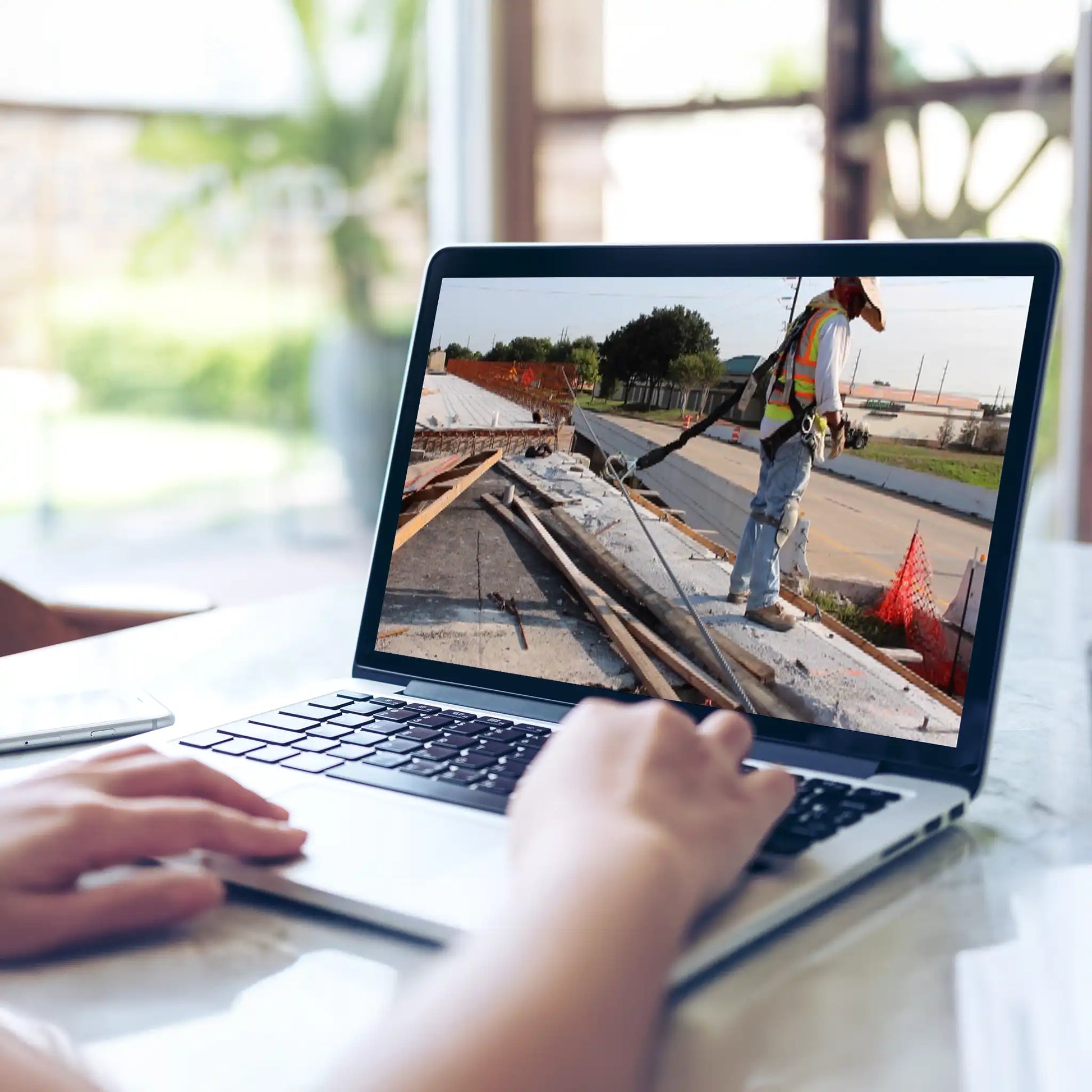 Slips, trips & Falls: Construction MP4 Laptop